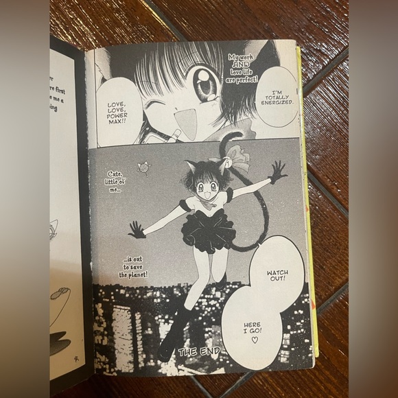 MewMew Hardcover Volume 4 Book - Picture 6 of 9